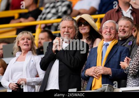 Robert Plant (Mitte), Vizepräsident der Wolverhampton Wanderers und Mitglied der LED Zeppelin, sowie John Richards, ehemaliger Fußballspieler der Wolverhampton Wanderers während des Premier League-Spiels in Molineux, Wolverhampton. Bilddatum: Samstag, 11. Mai 2024. Stockfoto