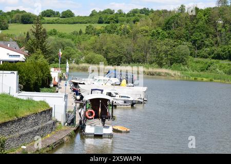 Yachten auf dem Sarre-Kanal in Frankreich Stockfoto