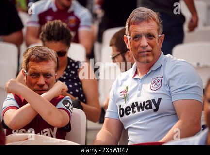 Die Fans von West Ham United trugen Masken von Manager David Moyes während des Spiels der Premier League im London Stadium. Bilddatum: Samstag, 11. Mai 2024. Stockfoto