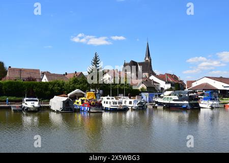 Yachten im Dorf Wittring, Sarre Kanal Stockfoto