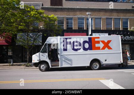 FedEx Lieferwagen parkt vor dem Michigan Theater in Ann Arbor Michigan USA Stockfoto