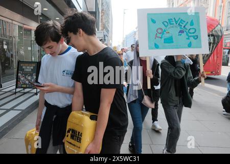 London, Großbritannien. Mai 2024. Walk for Water (walk4water), um das Bewusstsein für Wasserknappheit in Afrika und anderen Regionen zu schärfen. Quelle: Joao Daniel Pereira/Alamy Live News Stockfoto