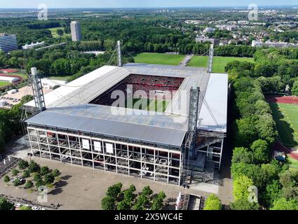 Köln, Deutschland. Mai 2024. Fußball: Bundesliga, 1. FC Köln - 1. FC Union Berlin, Spieltag 33, im RheinEnergieStadion. Blick auf das Stadion während des Spiels. (Luftaufnahme mit einer Drohne) Credit: Sascha Thelen/dpa/Alamy Live News Stockfoto