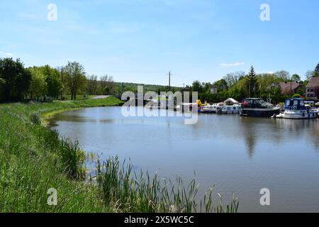 Yachten auf dem Sarre-Kanal in Frankreich Stockfoto