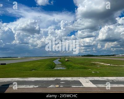 Orlando, FL USA - 20. August 2022: Die MCO aus einem Flugzeug des Orlando International Airport macht sich bereit für den Start. Stockfoto