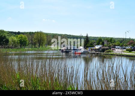 Yachten auf dem Sarre-Kanal in Frankreich Stockfoto