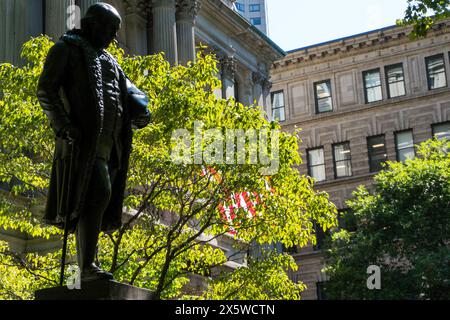 Boston, USA - 12. August 2019: Benjamin Franklin Statue vor dem Old City House zwischen den Straßen und Gebäuden von Boston an einem sonnigen Tag Stockfoto