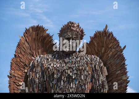 The Knife Angel, eine Skulptur des Künstlers Alfie Bradley, die aus 100.000 Messern besteht und in Weston-super-Mare, North Somerset ausgestellt wird. Auch bekannt als das National Monument Against Violence & Aggression, wurde der Engel geschaffen, um Messerkriminalität in Großbritannien hervorzuheben. Stockfoto