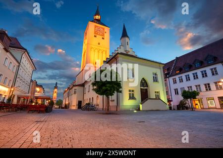 Deggendorf, Deutschland. Stadtbild der Innenstadt von Deggendorf, Bayern, Deutschland bei Sonnenuntergang. Stockfoto