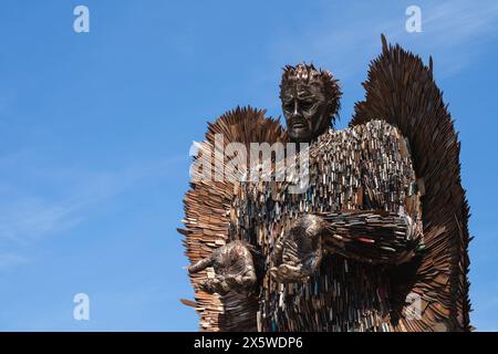 The Knife Angel, eine Skulptur des Künstlers Alfie Bradley, die aus 100.000 Messern besteht und in Weston-super-Mare, North Somerset ausgestellt wird. Auch bekannt als das National Monument Against Violence & Aggression, wurde der Engel geschaffen, um Messerkriminalität in Großbritannien hervorzuheben. Stockfoto