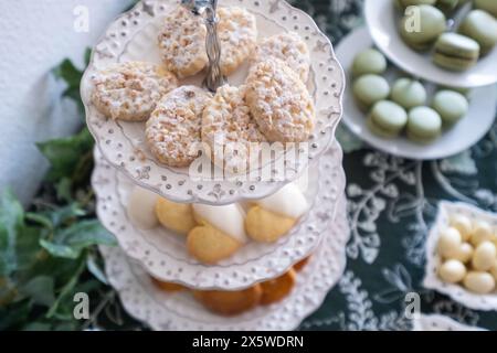 Detail eines Süßigkeitentisches. Süßigkeiten auf einem festlichen Festtisch. Es gibt Kekse, Schokolade, Schokoladeneier, Kuchen und verschiedene Süßigkeiten Stockfoto