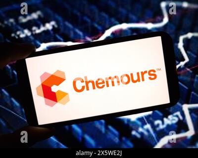 Konskie, Polen - 11. Mai 2024: Firmenlogo von Chemours auf dem Mobiltelefon Stockfoto