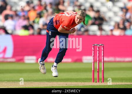Lauren Bell aus England liefert den Ball während des ersten internationalen T20-Spiels England Women vs Pakistan Women in Edgbaston, Birmingham, United Kingdom, 11. Mai 2024 (Foto: Craig Thomas/News Images) Stockfoto