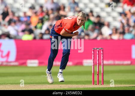 Lauren Bell aus England liefert den Ball während des ersten internationalen T20-Spiels England Women vs Pakistan Women in Edgbaston, Birmingham, United Kingdom, 11. Mai 2024 (Foto: Craig Thomas/News Images) Stockfoto