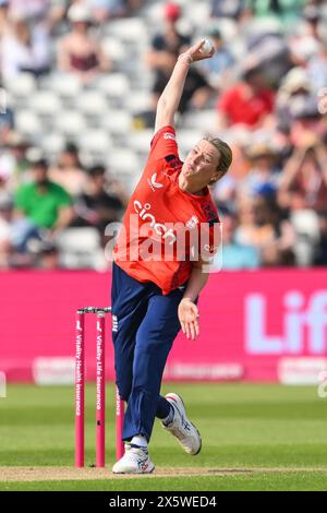 Lauren Bell aus England liefert den Ball während des ersten internationalen T20-Spiels England Women vs Pakistan Women in Edgbaston, Birmingham, United Kingdom, 11. Mai 2024 (Foto: Craig Thomas/News Images) Stockfoto