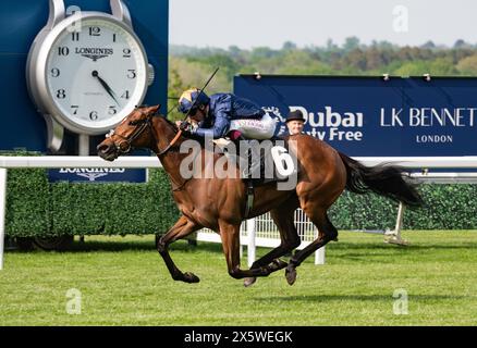 Ascot, Vereinigtes Königreich. Samstag, 11. Mai 2024. Warda Jamila und Oisin Murphy gewinnen die Handicap-Stakes der Mariner Systems Fillies für Trainer Andrew Balding und Eigentümer Sultan Ali. Credit JTW equine Images / Alamy Live News Stockfoto