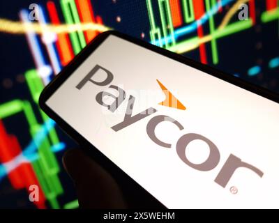 Konskie, Polen - 11. Mai 2024: Das Firmenlogo von Paycor wird auf dem Mobiltelefon angezeigt Stockfoto