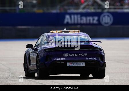 Berlin, Deutschland. Mai 2024. Porsche Safety Car während des Berlin ePrix 2024, 7. Treffens der ABB FIA Formel E Weltmeisterschaft 2023-24, auf dem Tempelhof Airport Street Circuit vom 10. Bis 12. Mai 2024 in Berlin - Foto Eric Alonso / DPPI Credit: DPPI Media/Alamy Live News Stockfoto