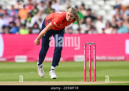 Lauren Bell aus England liefert den Ball beim ersten T20-Spiel England Women vs Pakistan Women in Edgbaston, Birmingham, United Kingdom, 11. Mai 2024 (Foto: Craig Thomas/News Images) in, am 2024. (Foto: Craig Thomas/News Images/SIPA USA) Credit: SIPA USA/Alamy Live News Stockfoto