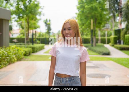 Porträt eines schönen glücklichen asiatischen Mädchens mit blonden Haaren Stockfoto