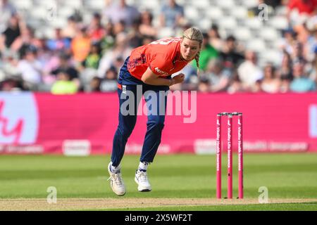 Lauren Bell aus England liefert den Ball beim ersten T20-Spiel England Women vs Pakistan Women in Edgbaston, Birmingham, United Kingdom, 11. Mai 2024 (Foto: Craig Thomas/News Images) in, am 2024. (Foto: Craig Thomas/News Images/SIPA USA) Credit: SIPA USA/Alamy Live News Stockfoto