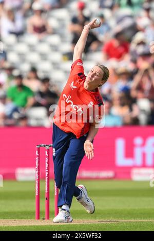 Lauren Bell aus England liefert den Ball beim ersten T20-Spiel England Women vs Pakistan Women in Edgbaston, Birmingham, United Kingdom, 11. Mai 2024 (Foto: Craig Thomas/News Images) in, am 2024. (Foto: Craig Thomas/News Images/SIPA USA) Credit: SIPA USA/Alamy Live News Stockfoto