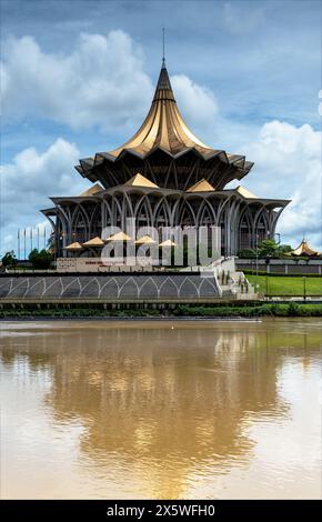 Sarawak River und State Legislative Assembly, Kuching, Borneo, Malaysia, Asien Stockfoto