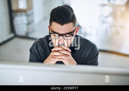Geschäftsmann, die Augen anstrengend und müde wegen Stress am Computer mit Burnout, Kopfschmerzen oder überlastet vom Schreibtisch mit Blick von oben. Professionell, Mitarbeiter oder Stockfoto