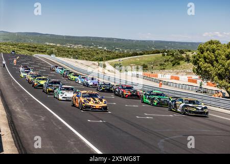 Ambiance Départ, während der 2. Runde des Championnat de France FFSA GT 2024, vom 10. Bis 12. Mai 2024 auf dem Circuit de Lédenon in Lédenon, Frankreich - Foto Marc de Mattia/DPPI Credit: DPPI Media/Alamy Live News Stockfoto