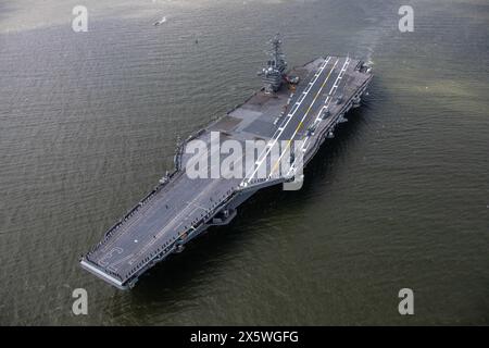 NORFOLK, Virginia (25. April 2024) der Flugzeugträger der Nimitz-Klasse USS George Washington (CVN 73) verlässt am 25. April 2024 die Naval Station Norfolk Stockfoto