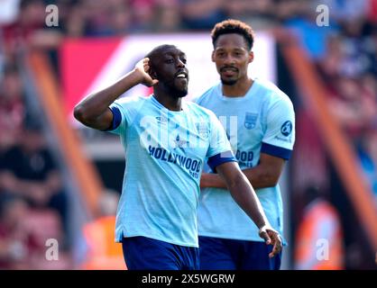 Brentfords Yoane Wissa (links) feiert das zweite Tor ihrer Mannschaft während des Premier League-Spiels im Vitality Stadium in London. Bilddatum: Samstag, 11. Mai 2024. Stockfoto