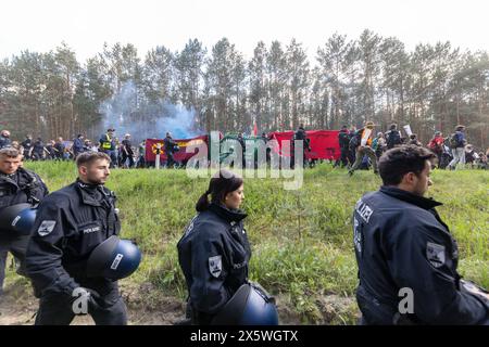 Berlin Demo Wasser Wald Gerechtigkeit, Gruenheide Demo Wasser Wald Gerechtigkeit, Bahnhof Fangschleuse, Gruenheide, Brandenburg, 11.05.2024 *** Berlin Demo Wasser Wald Gerechtigkeit, Gruenheide Demo Wasser Wald Gerechtigkeit, Bahnhof Fangschleuse, Gruenheide, Brandenburg, 11 05 2024 Copyright: XEibner-Pressefoto/JadrankoxMarjax EP JMC Stockfoto