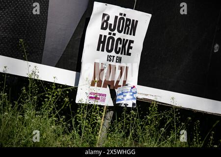 Ein Wahlplakat für die Europäische Wahlen begleitet von einem Blatt Björn Höcke ist ein Nazi in Berlin am 11. Mai 2024. Wahlplakate zur Europawahl 2024 *** Wahlplakat zur Europawahl mit Blatt Björn Höcke ist Nazi in Berlin am 11. Mai 2024 Wahlplakate zur Europawahl 2024 Stockfoto