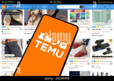 Stuttgart, Deutschland – 1. Mai 2024: E-Commerce-Logo des Temu-Online-Marktplatzes auf einem Smartphone und Computer in Stuttgart. Stockfoto