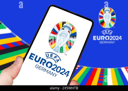 Deutschland - 1. Mai 2024: Logo der UEFA Euro 2024 Deutschland Fußball-Europameisterschaft Europa auf einer mobilen Fotomontage in Deutschland. Stockfoto