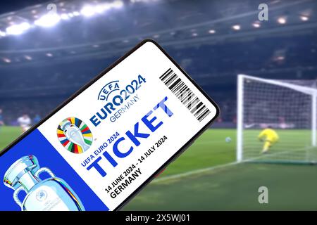 Deutschland - 1. Mai 2024: Ticket für das Logo der UEFA Euro 2024 Deutschland Fußball-Europameisterschaft Europa auf einem Handy in Stadionfotomontage in Deutschland. Stockfoto