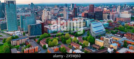 Breites Luftbild von Manchester bei Sonnenuntergang Stockfoto