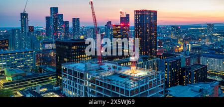 Breites Luftbild von Manchester bei Sonnenuntergang Stockfoto