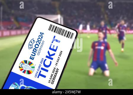 Deutschland - 1. Mai 2024: Ticket für das Logo der UEFA Euro 2024 Deutschland Fußball-Europameisterschaft Europa auf einem Handy in Stadionfotomontage in Deutschland. Stockfoto