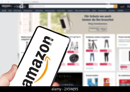 Stuttgart, Deutschland – 1. Mai 2024: E-Commerce auf einem Mobiltelefon und Computer mit dem Amazon-Logo in Stuttgart. Stockfoto