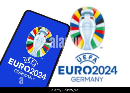 Deutschland - 1. Mai 2024: Logo der UEFA Euro 2024 Deutschland Fußball-Europameisterschaft Europa auf einer mobilen Fotomontage in Deutschland. Stockfoto