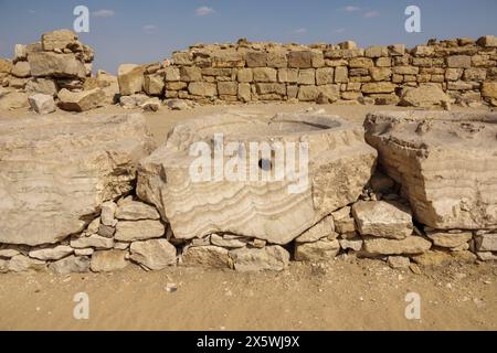 Becken am Boden am Sonnentempel von Niuserre in Abu Ghurob, nahe Abu Sir, Kairo, Ägypten Stockfoto