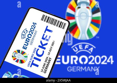 Deutschland - 1. Mai 2024: Ticket für das Logo der UEFA Euro 2024 Deutschland Fußball-Europameisterschaft Europa auf einer mobilen Fotomontage in Deutschland. Stockfoto