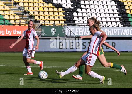 DER HAAG - der kleine Hoekstra von Ajax erzielte beim Spiel der niederländischen Azerion-Frauen zwischen ADO den Haag und Ajax im Bingoal-Stadion am 11. Mai 2024 in den Haag, Niederlande. ANP GERRIT VAN KÖLN Stockfoto