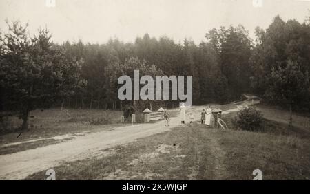 Vintage-Amateurfoto von Familie mit Kindern auf der Landstraße, ehemaliges Russland 1915 Stockfoto