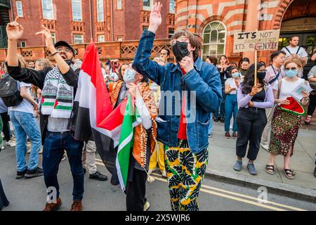 London, Großbritannien. Mai 2024. Ein marsch kommt an, um die Camper im Inneren zu unterstützen. Polizei und Campus-Sicherheit halten sie vor den Toren - Ein palästinensischer Protest, der zu einem Waffenstillstand aufruft und Israel-Palästina-Protest auf dem UCL-Hauptcampus (Teil der Verbreitung von US-Universitäten) stoppt. Guy Bell/Alamy Live News Stockfoto