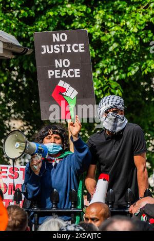 London, Großbritannien. Mai 2024. Ein marsch kommt an, um die Camper im Inneren zu unterstützen. Polizei und Campus-Sicherheit halten sie vor den Toren - Ein palästinensischer Protest, der zu einem Waffenstillstand aufruft und Israel-Palästina-Protest auf dem UCL-Hauptcampus (Teil der Verbreitung von US-Universitäten) stoppt. Guy Bell/Alamy Live News Stockfoto