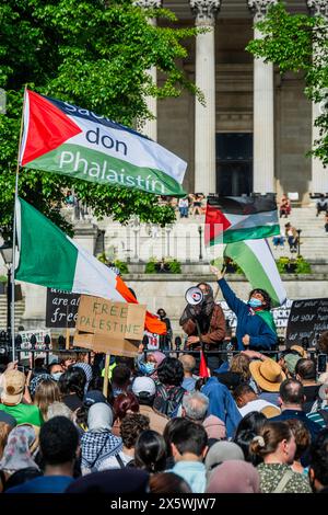 London, Großbritannien. Mai 2024. Ein marsch kommt an, um die Camper im Inneren zu unterstützen. Polizei und Campus-Sicherheit halten sie vor den Toren - Ein palästinensischer Protest, der zu einem Waffenstillstand aufruft und Israel-Palästina-Protest auf dem UCL-Hauptcampus (Teil der Verbreitung von US-Universitäten) stoppt. Guy Bell/Alamy Live News Stockfoto