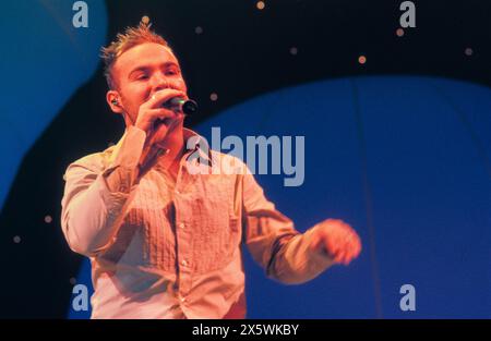 KEVIN SIMMS, LIBERTY X, KONZERT, 2001: Kevin Simms von Liberty X trat live auf ihrer ersten UK Tour mit der Smash Hits Tour in der Cardiff International Arena, CIA, Cardiff, Wales, UK am 4. Dezember 2001 auf. Foto: Rob Watkins. INFO: Liberty X, eine britisch-irische Popgruppe, die 2001 in der Fernsehsendung Popstars gegründet wurde, erzielte Erfolge mit Hits wie „Just a Little“ und „Thinking IT Over“. Ihre energiegeladenen Auftritte und eingängigen Melodien machten sie zu einem Grundpfeiler der Popszene der frühen 2000er Jahre. Stockfoto