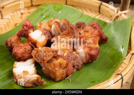 Frittierter Schweinebauch mit Fischsauce auf einem Bananenblatt. Stockfoto